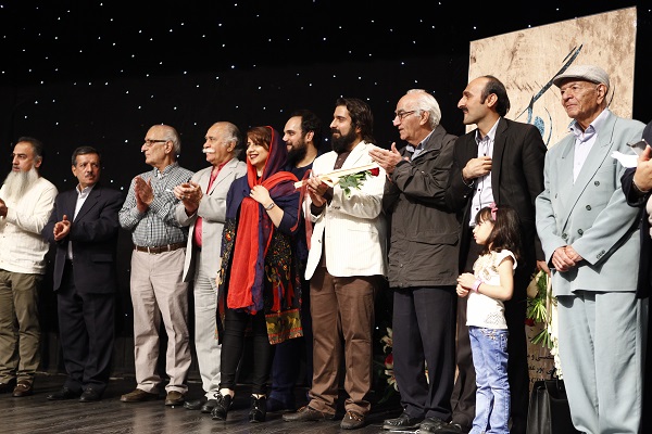 Ane-Degar album is another narrative by Majid and Morteza Yeganeh
              Rad and Master Gholam Ali Purati singing and Abdullah Savar on
              September 27th with welcoming of music lovers and professors of
              cinema and music artists unveiled 